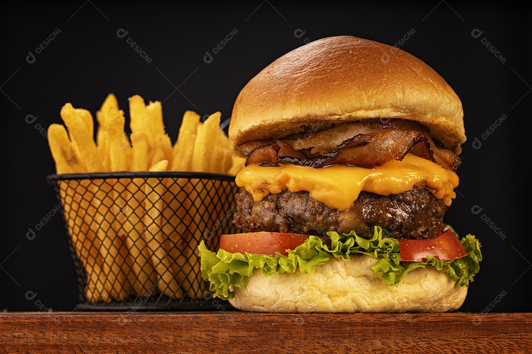 Hamburguer delicioso gigante com batatas ao lado