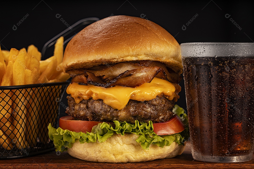 Hamburguer com batatas fritas e refrigerante