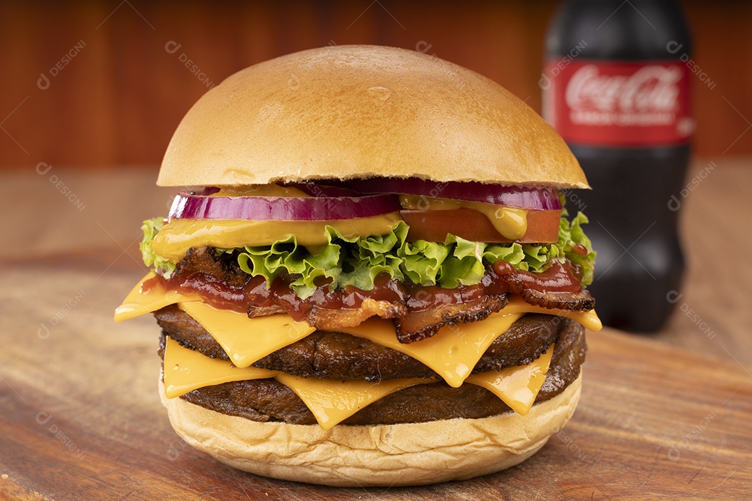 Hamburguer duplo com refrigerante ao lado