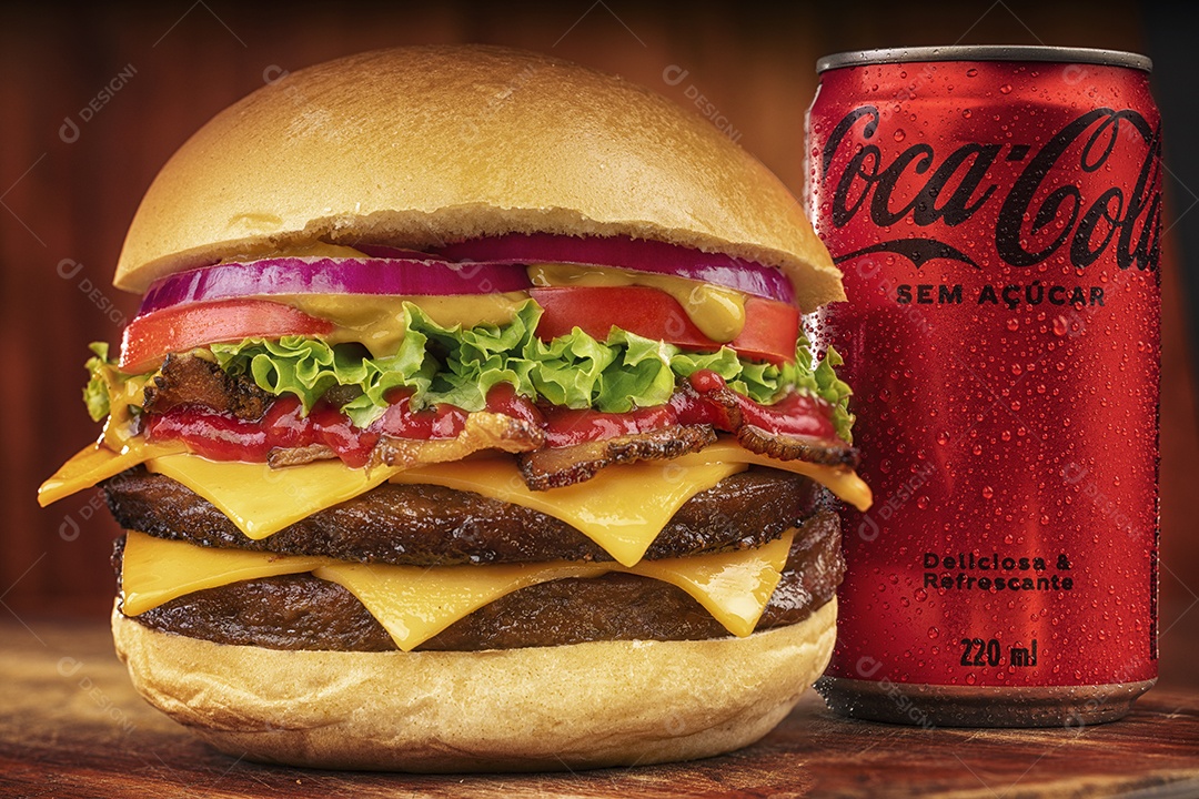 Hamburguer delicioso duplo com lata de refrigerante ao lado