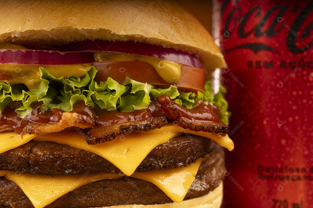 Hamburguer duplo com lata de refrigerante ao lado