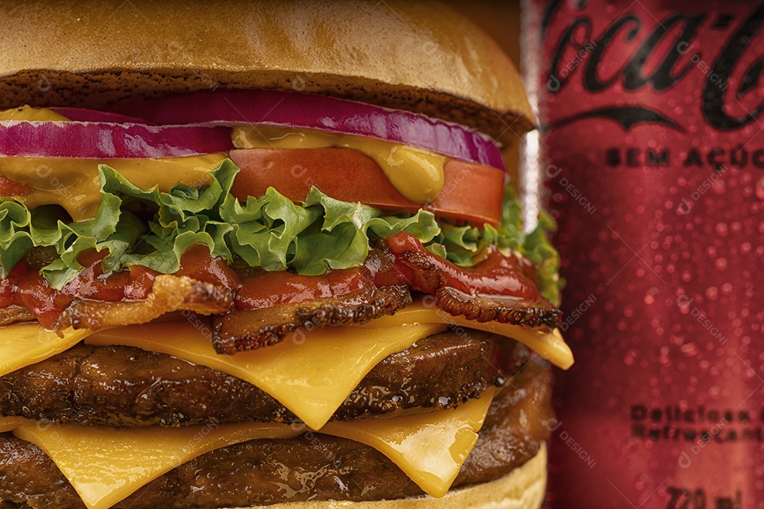 Hamburguer duplo com lata de refrigerante ao lado