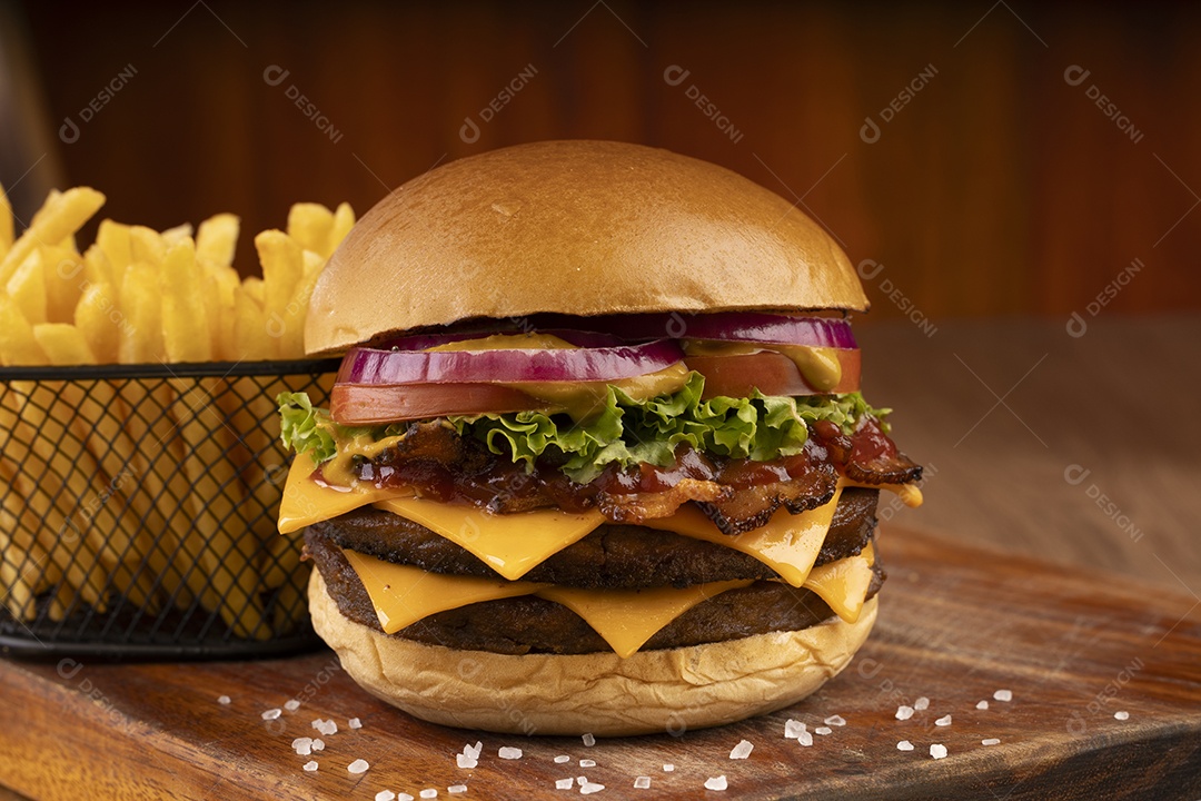 Hamburguer delicioso gigante com batatas ao lado