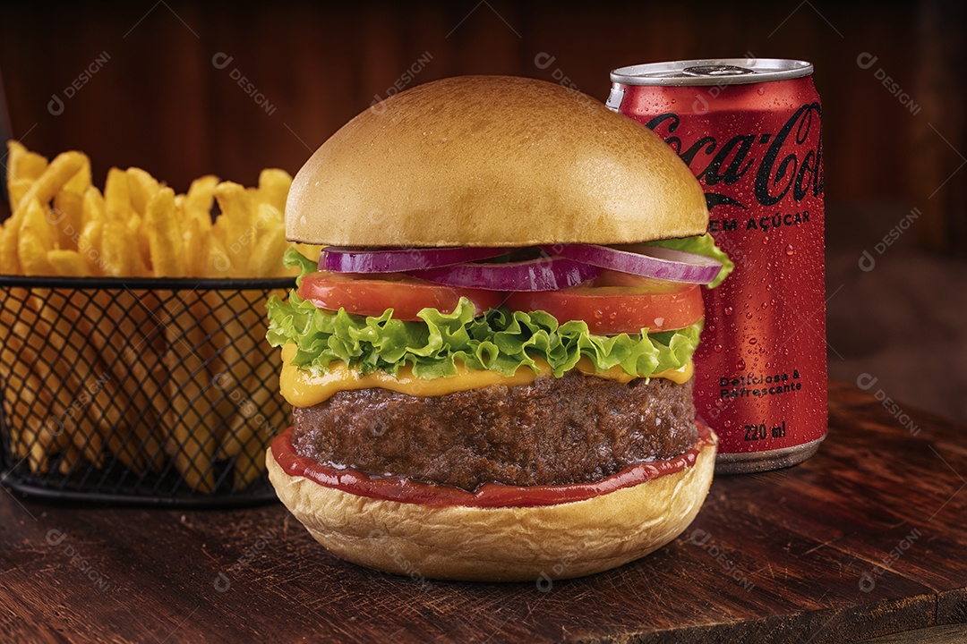 Hamburguer delicioso gigante sobre tábua de madeira