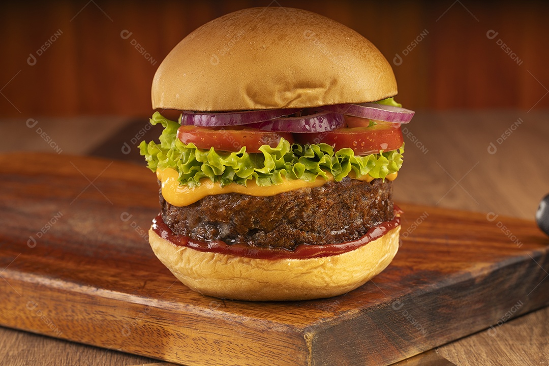 Hamburguer delicioso gigante sobre tábua de madeira