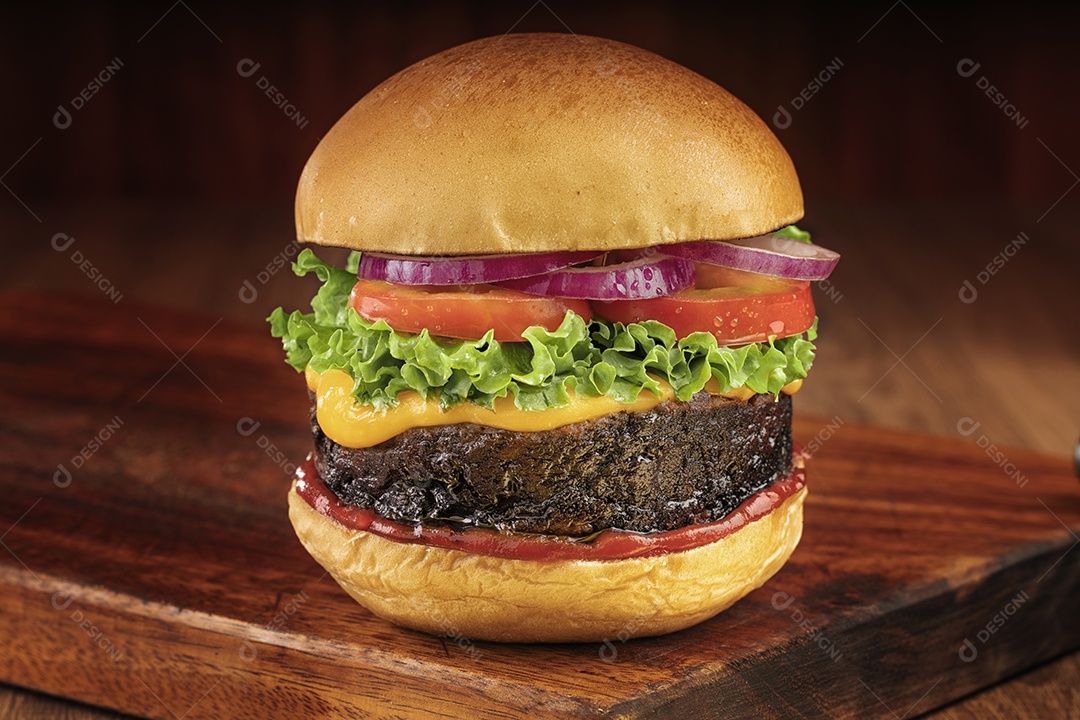 Hamburguer gigante delicioso sobre tábua de madeira