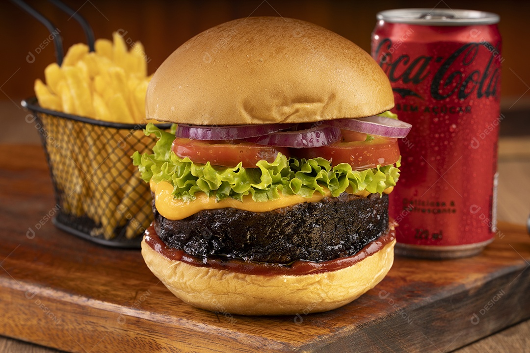 Hamburguer gigante com batatas fritas e coca cola ao lado