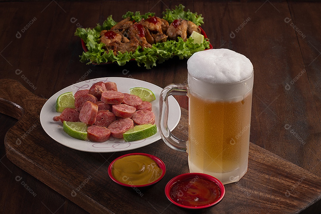 Caneca de cerveja com porções de calabresa e frango frito