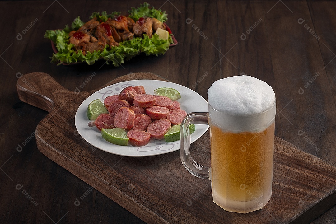 Caneca de chop com porções de frango e calabresa