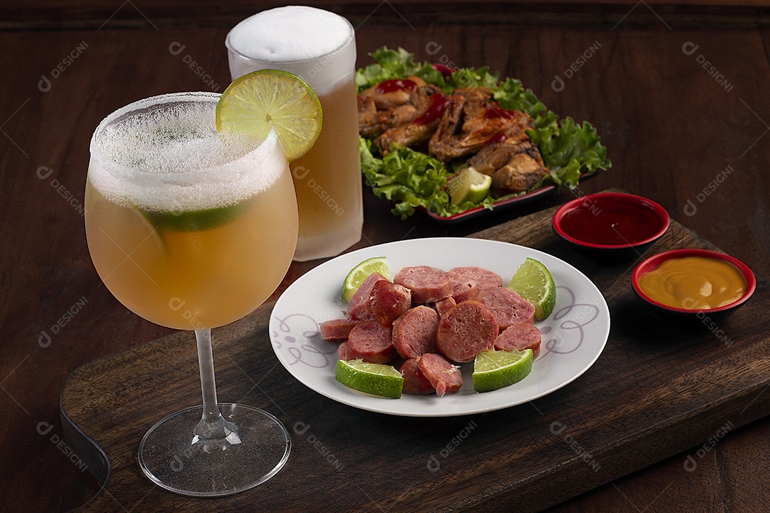 Taça e canecas de chop e calabresa com frango frito