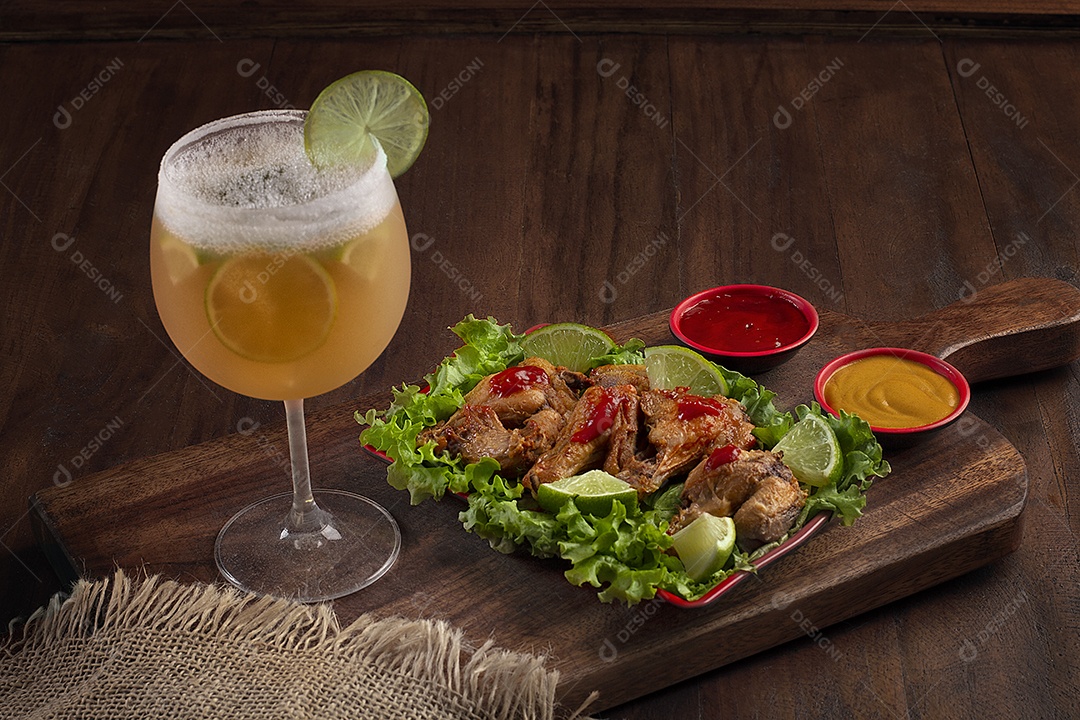 Taça de cozumel com limão e porção de frango e molho