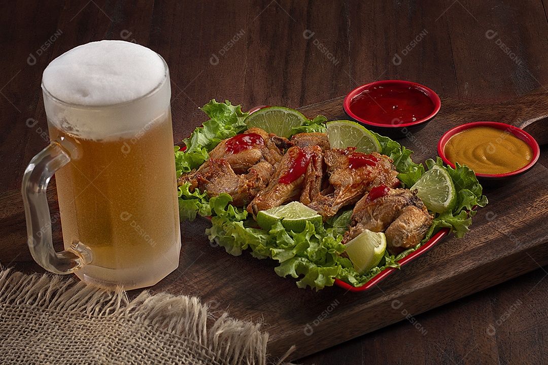 Caneca de chop com porção de frango e molho