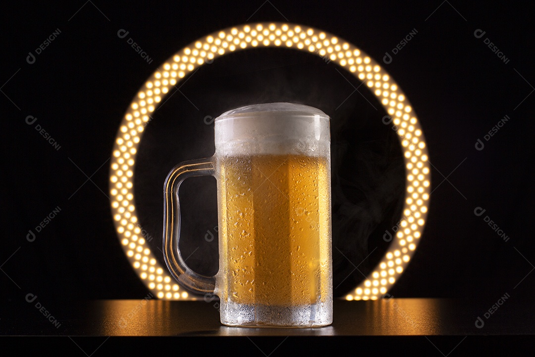Caneca gelada de cerveja sobre a mesa