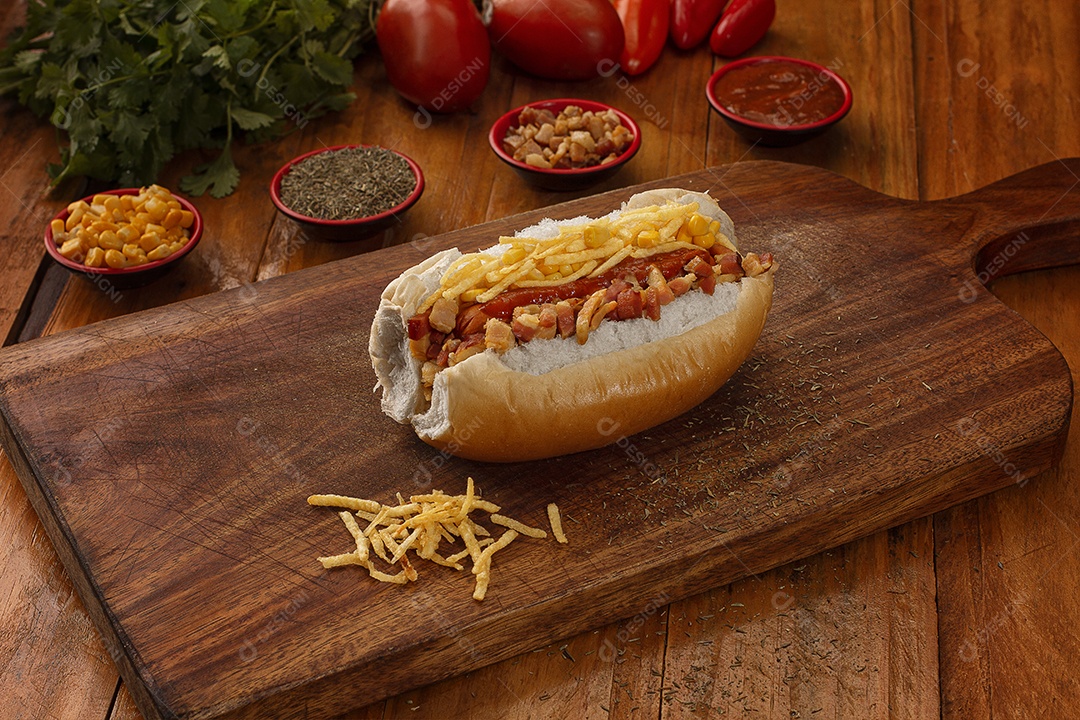Delicioso cachorro quente bem recheado sobre tábua de madeira