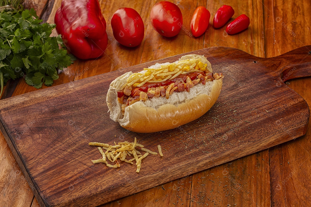 Cachorro quente bem recheado sobre tábua de madeira