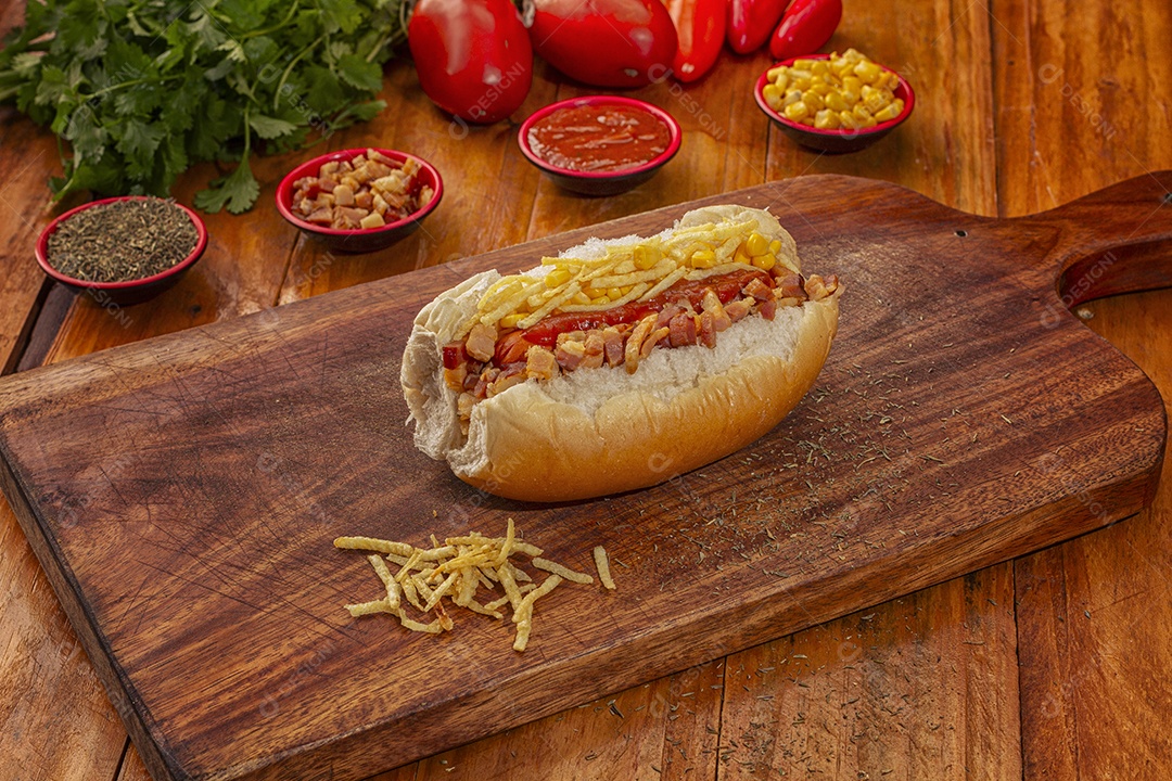 Cachorro quente sobre tábua de madeira