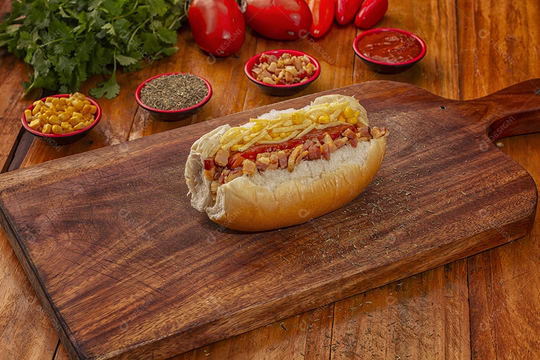 Cachorro quente sobre tábua de madeira