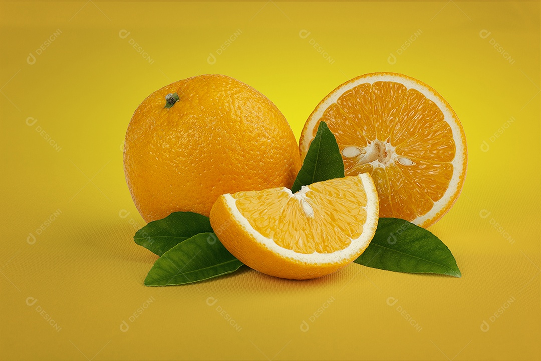 Laranja cortadas sobre fundo amarelo