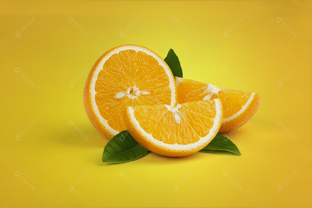 Laranja cortadas sobre fundo amarelo