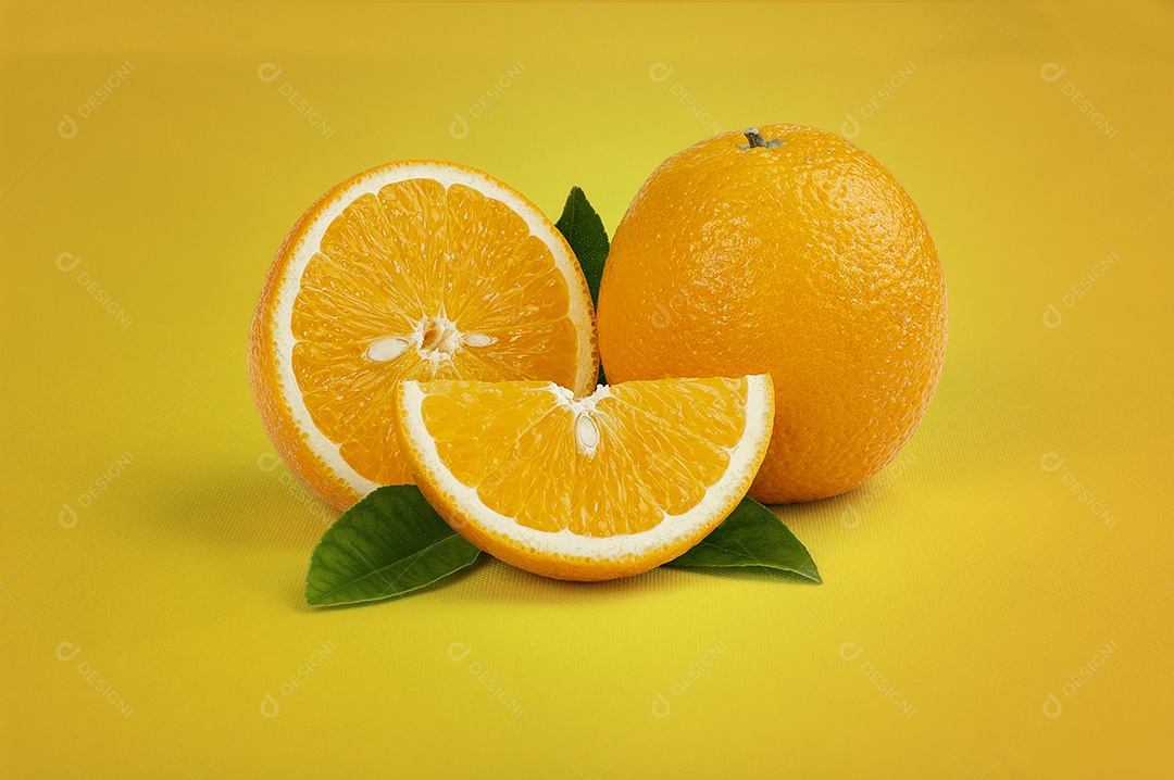 Laranjas suculentas e cortadas sobre fundo amarelo