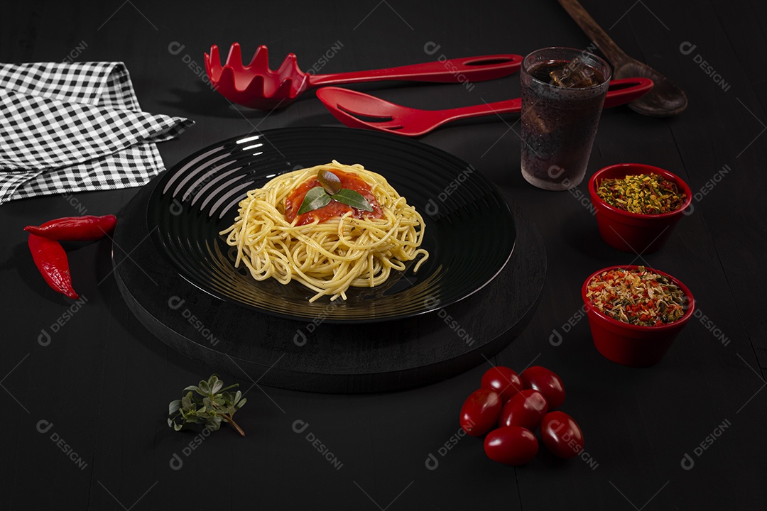 Prato com espaguete delicioso