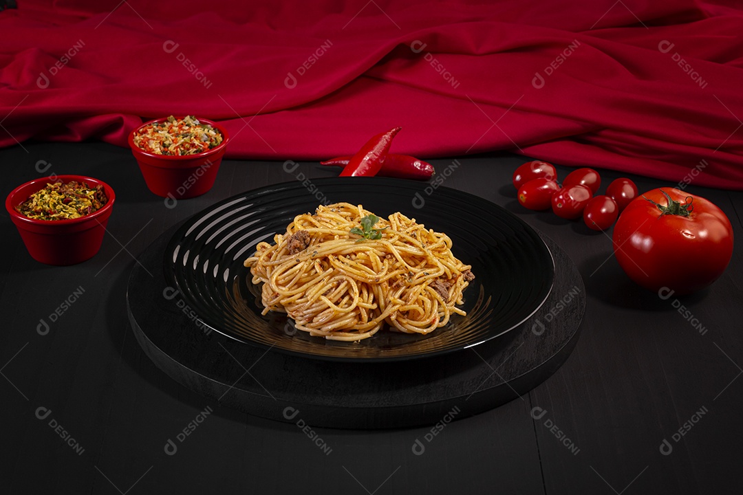 Prato com macarrão ao molho e tomates