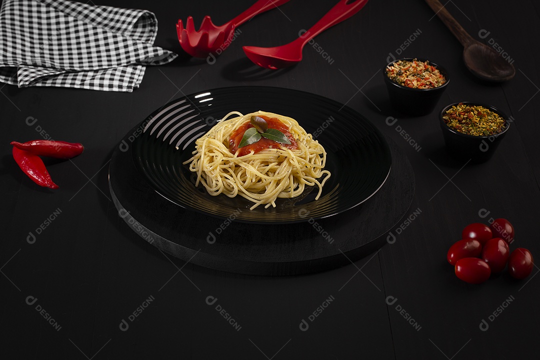 Prato preto com macarrão ao molho