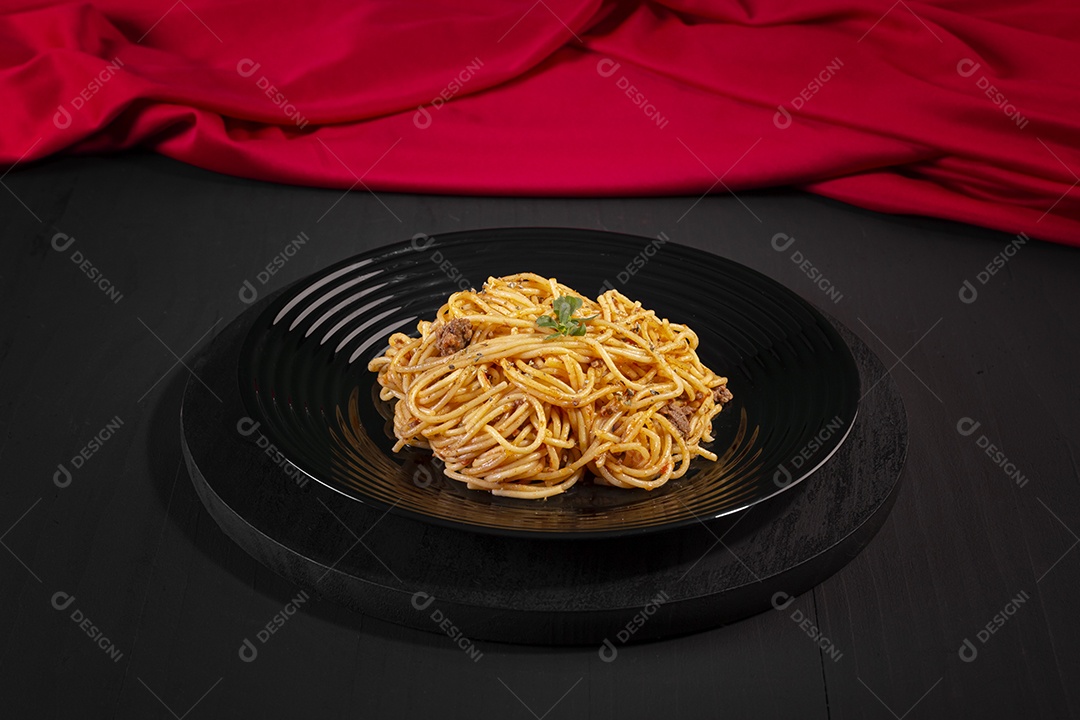 Prato preto de macarrão ao molho