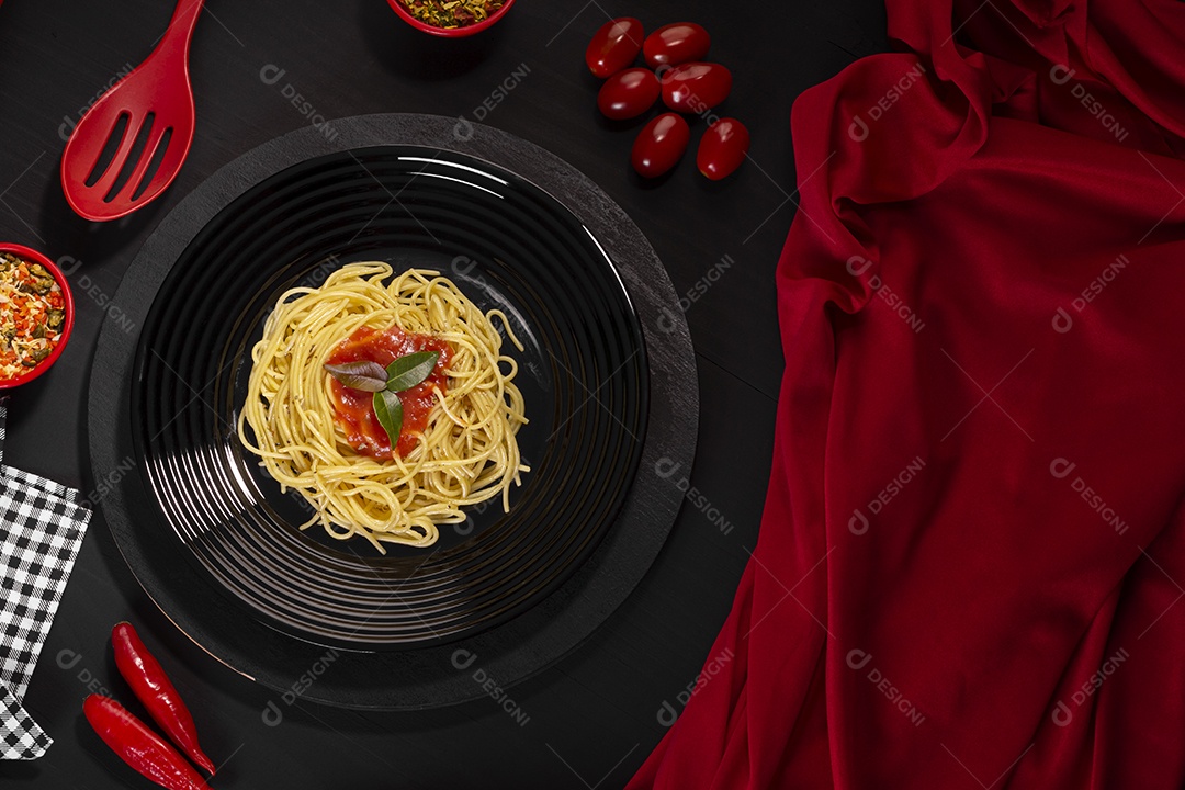 Prato de macarrão com molho de tomate