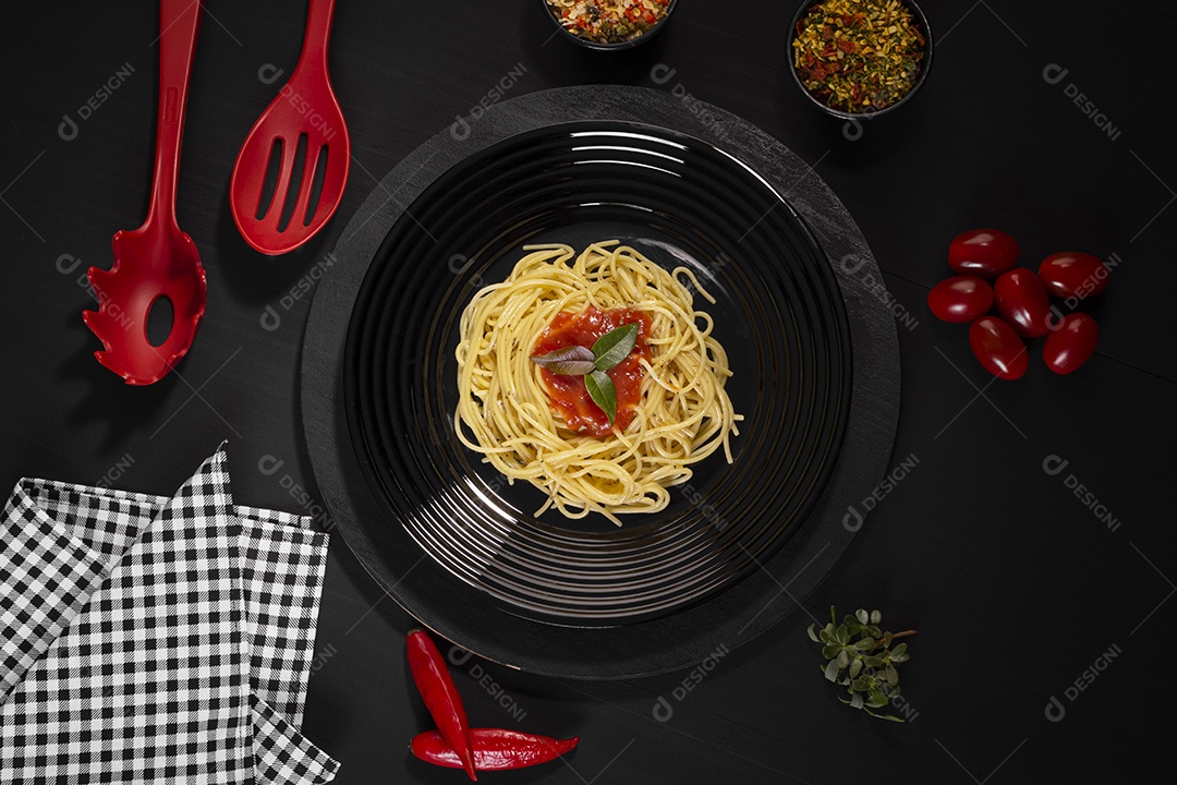 Mesa prato preto com macarrão ao molho