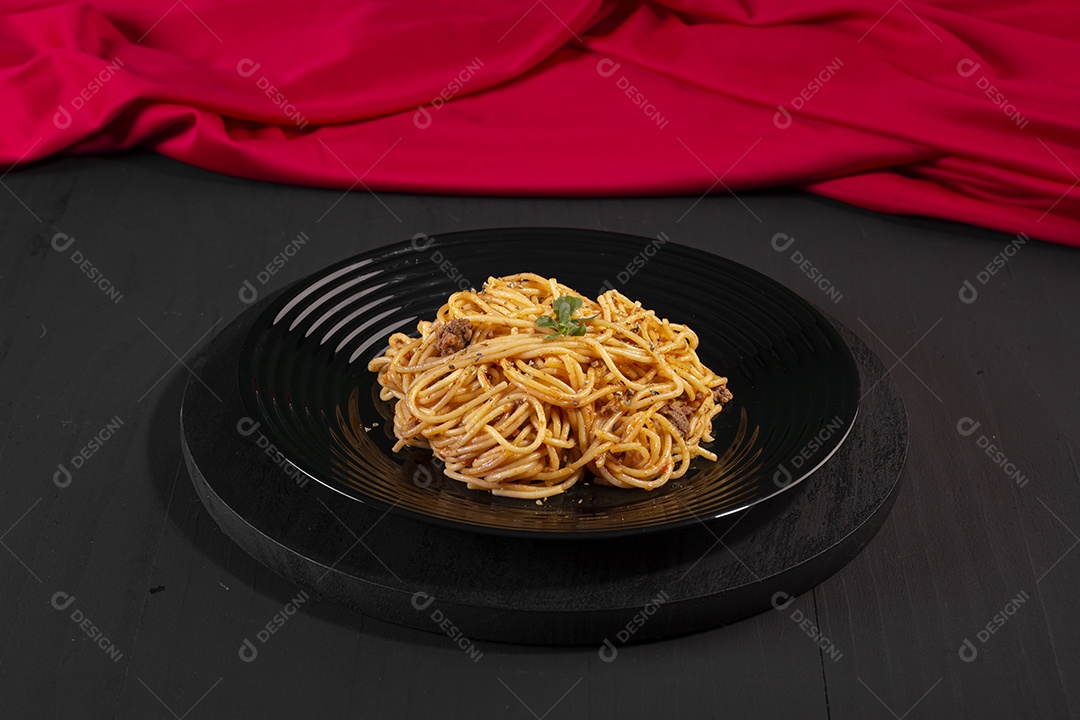 Prato preto com macarrão ao molho