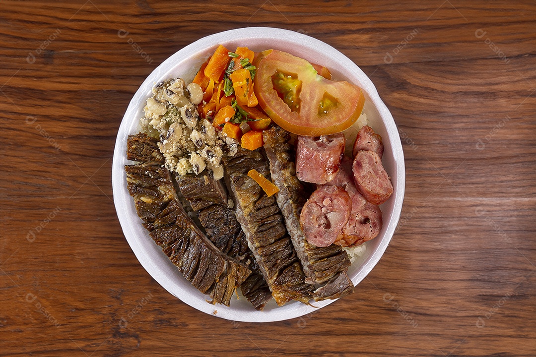 Marmita de churrasco sobre mesa de madeira