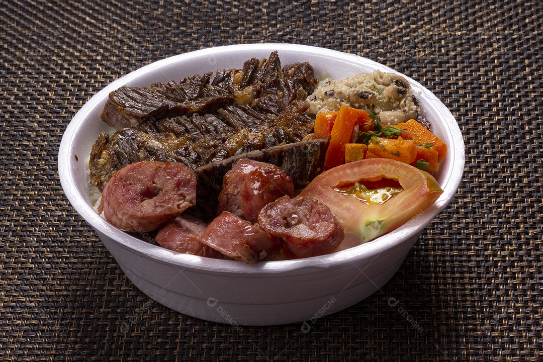 Churrasco e salada de tomates com arroz