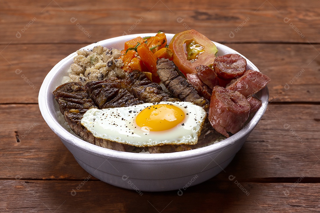Arroz salada de tomates churrasco com mesa de madeira