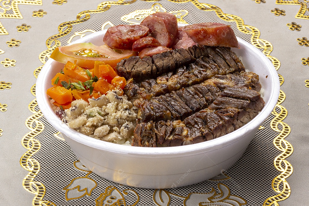 Arroz churrasco salada em marmita sobre mesa