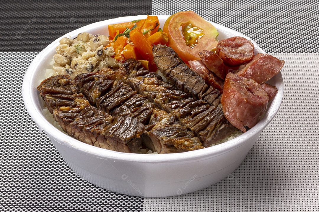 Arroz churrasco salada em marmita sobre pano xadrez