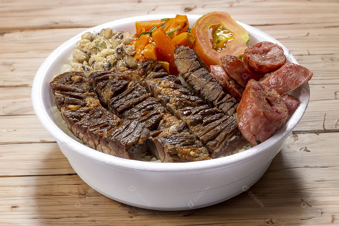 Arroz churrasco salada em marmita sobre mesa de madeira