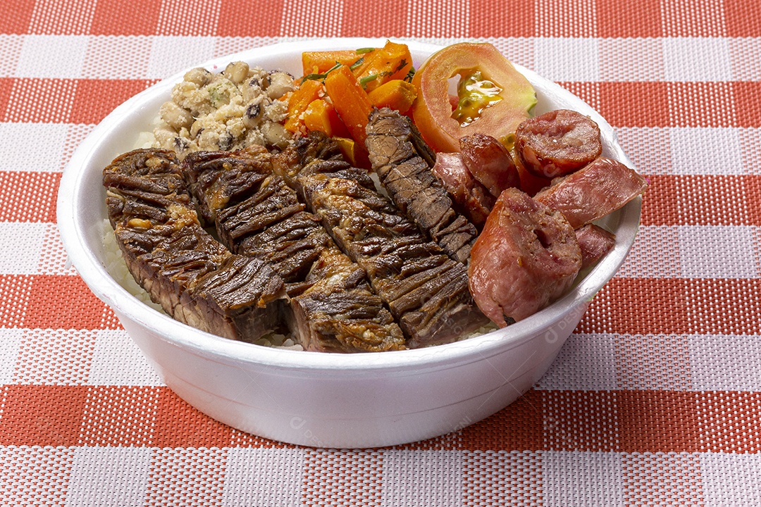 Arroz churrasco salada em marmita sobre pano xadrez