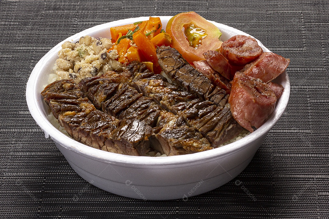 Marmita de churrasco sobre mesa de madeira