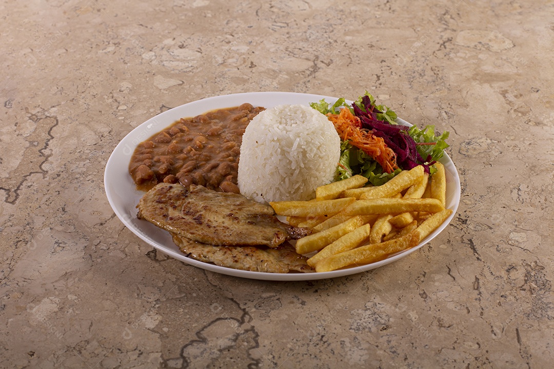 Arroz feijão frango batatas fritas e salada