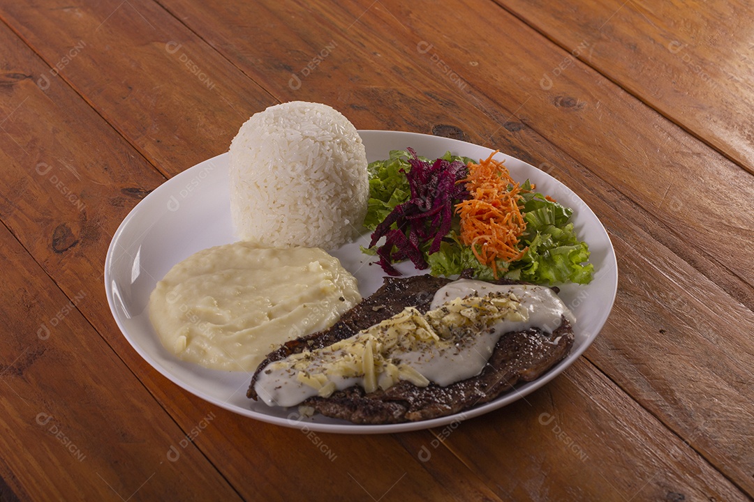 Purê de batatas arroz e sala com bife a parmegiana