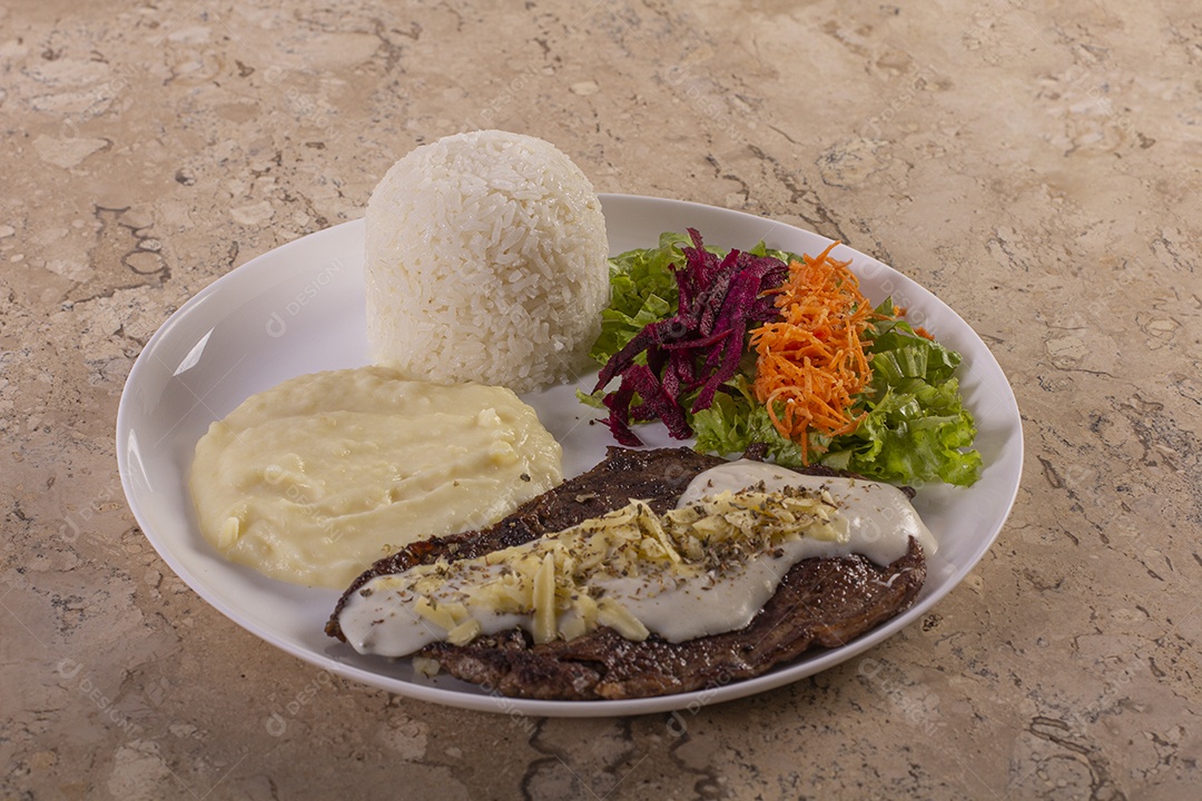 Arroz salada e bife a parmegiana