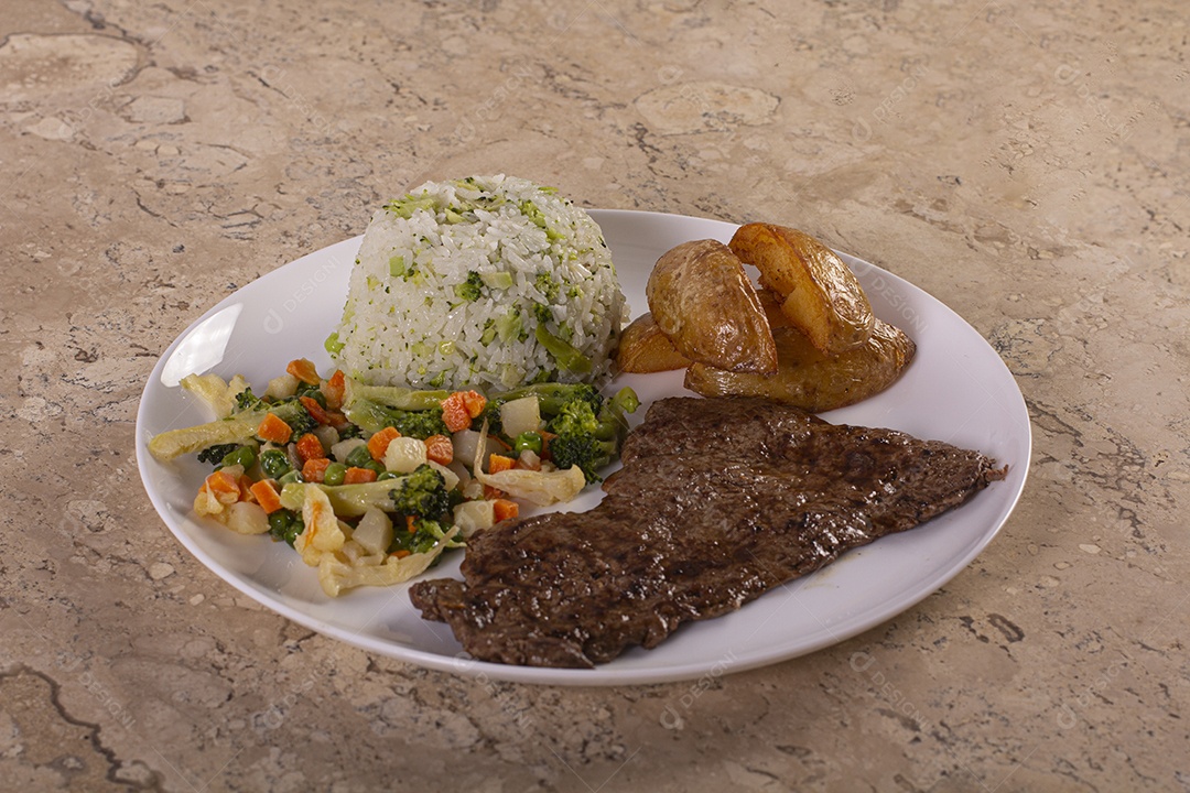 Prato com carne salada e arroz