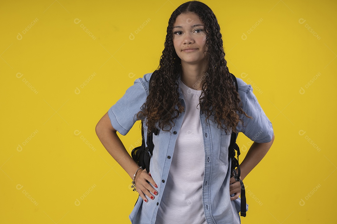 Jovem contente para volta as aulas