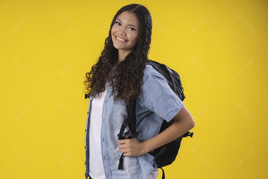 Garota feliz e pronta para volta as aula