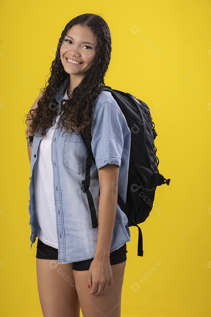 Uma garota feliz para ir a escola