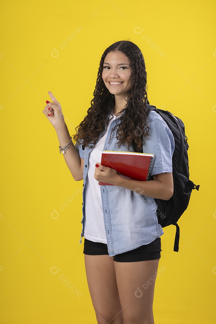 Garota estudante sorrindo com seu caderno nas mãos