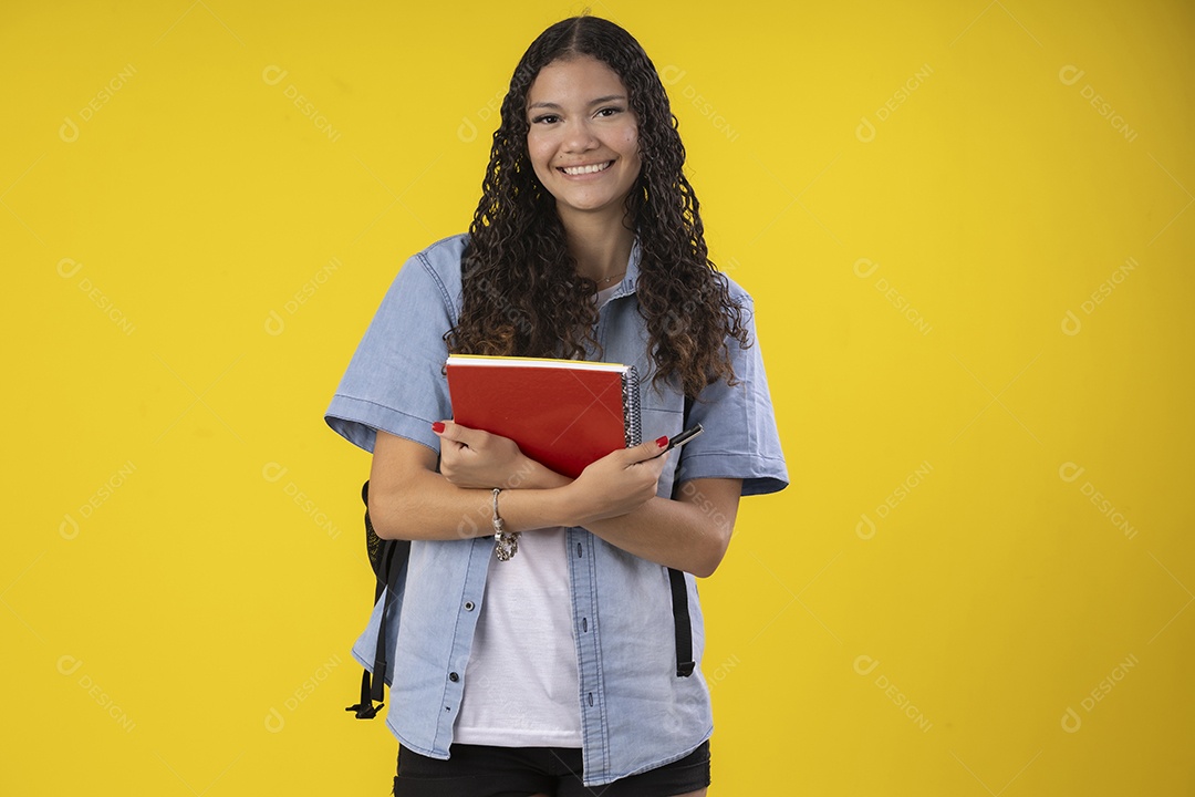Jovem estudante com cadernos nas mãos