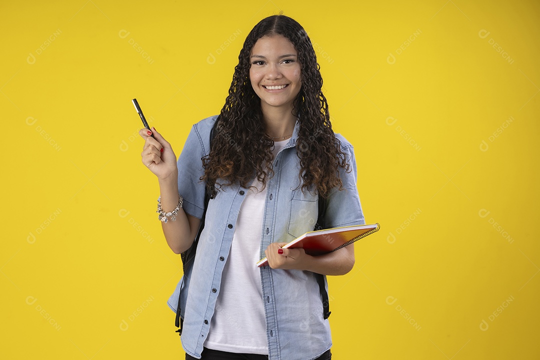 Jovem estudante com cadernos nas mãos