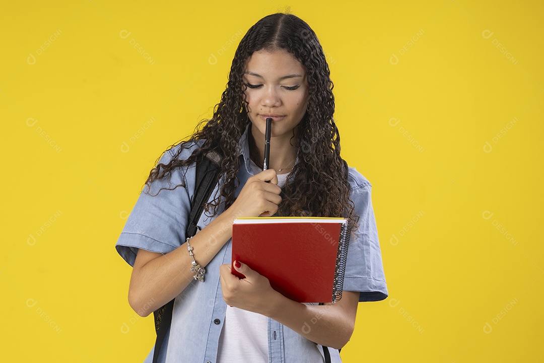 Jovem pensativa com caderno na mão